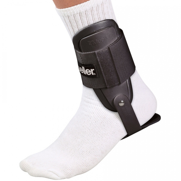 Шарнирный бандаж на голеностоп Lite Ankle Brace Mueller при растяжении ...